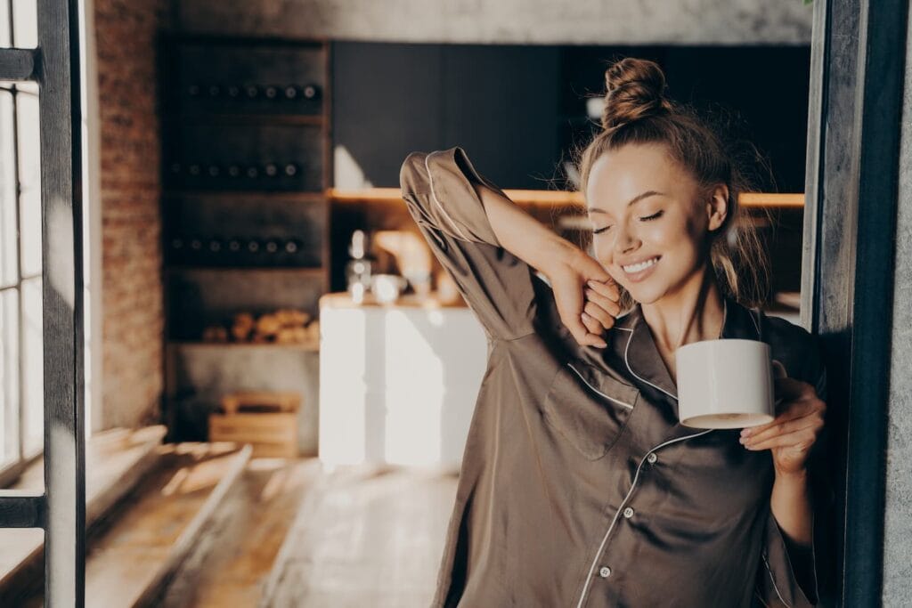 Vrouw drinkt koffie met vis of rundercollageen