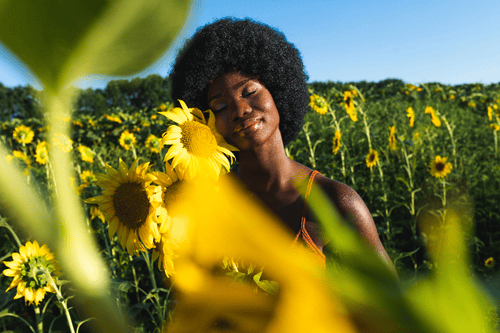 Vrouw in zon met verschil tussen vitamine d en d3