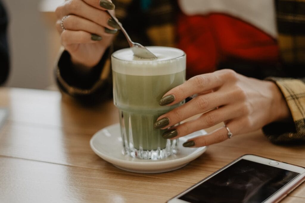 Vrouw vraagt waar smaakt matcha naar en drinkt matcha latte