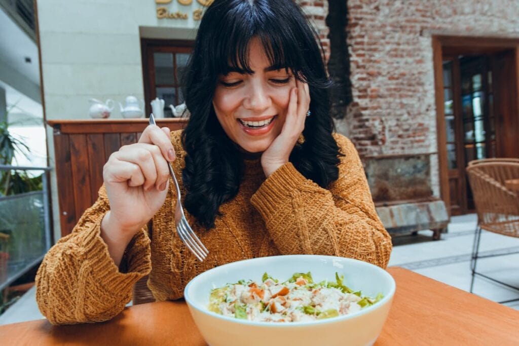 Vrouw vraagt waar zit veel magnesium in met salade