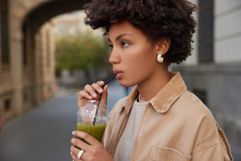 Vrouw drinkt greenjuice