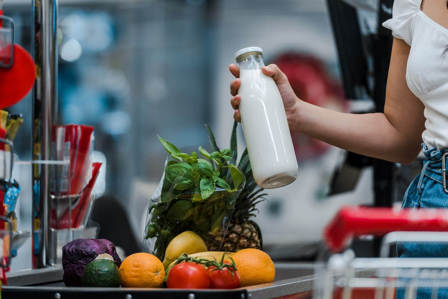 Vrouw koopt kefir gezond