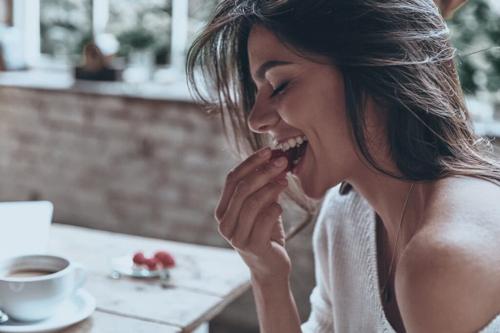 Vrouw met gezond spijsverteringsstelsen is aan het spijsverteren