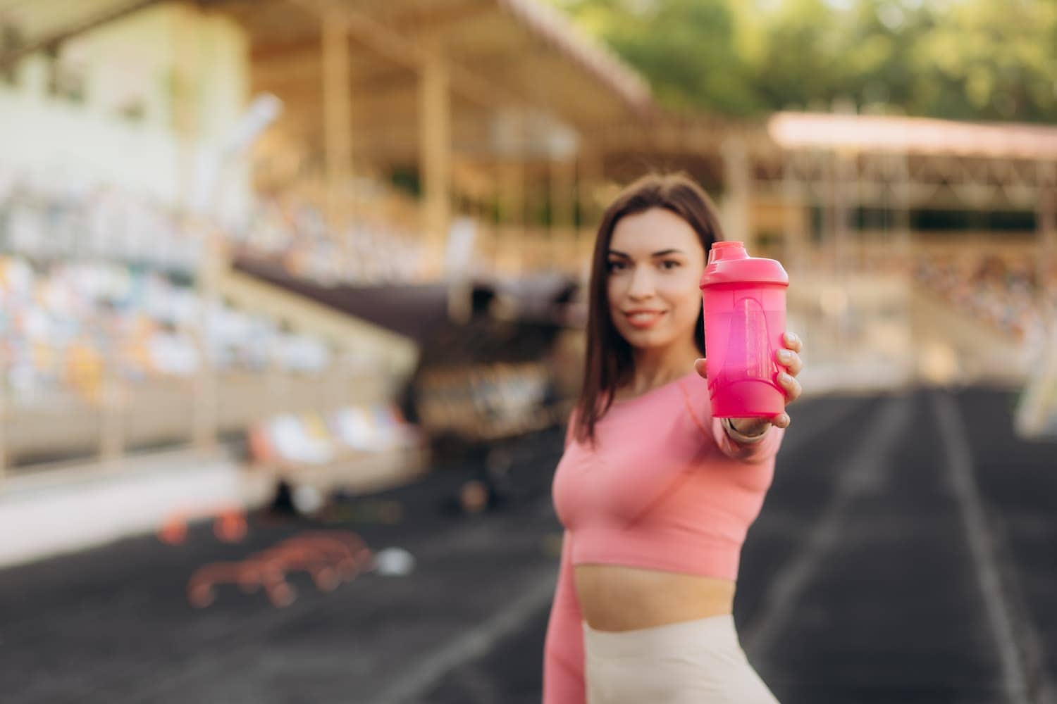 Vrouw gebruikt eiwit pillen en eiwit supplementen