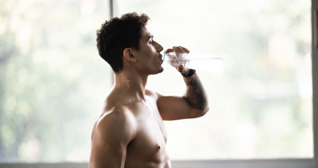 man drinkt water